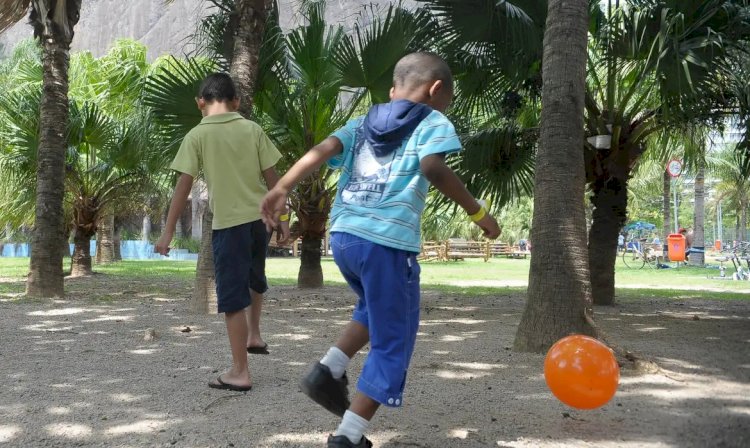 Terapeuta da Hapvida NotreDame Intermédica ensina como preencher o tempo das crianças durante as férias escolares