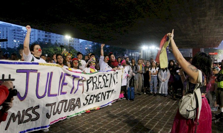 Cicloativistas fazem ato em SP em homenagem a artista venezuelana