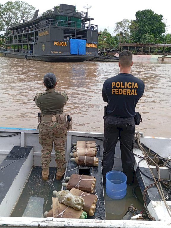 PF prende homem em flagrante e apreende 30 quilos de drogas