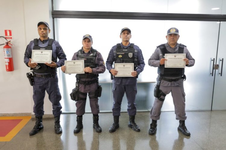 Wilson Lima parabeniza e concede medalha a policiais militares por maior apreensão de armas da história do Amazonas