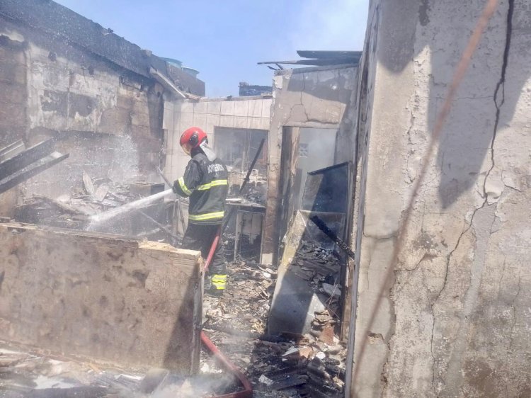 Corpo de Bombeiros combate incêndio em residência no bairro Dom Pedro