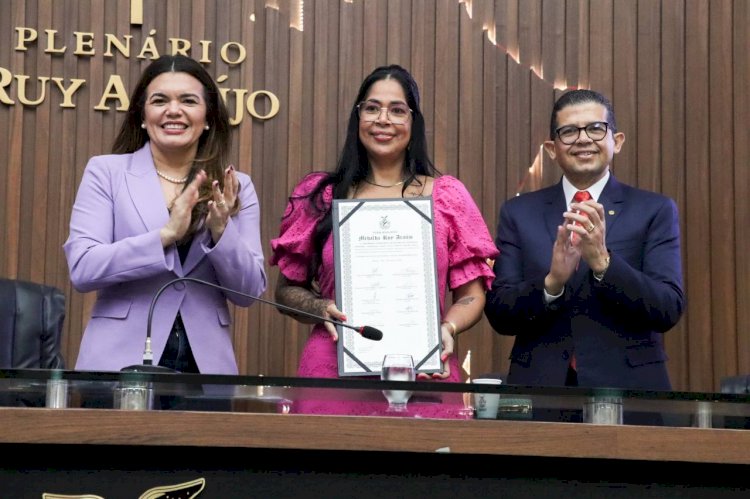 Delegada Joyce Coelho é agraciada com a Medalha Ruy Araújo na Aleam, por iniciativa do deputado João Luiz