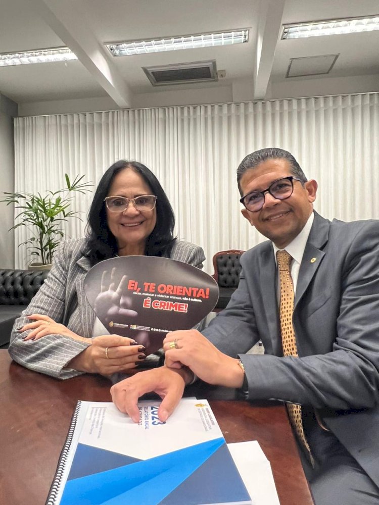 Deputado João Luiz apresenta a campanha ‘Ei, Te Orienta!’ para senadora Damares Alves, em Brasília