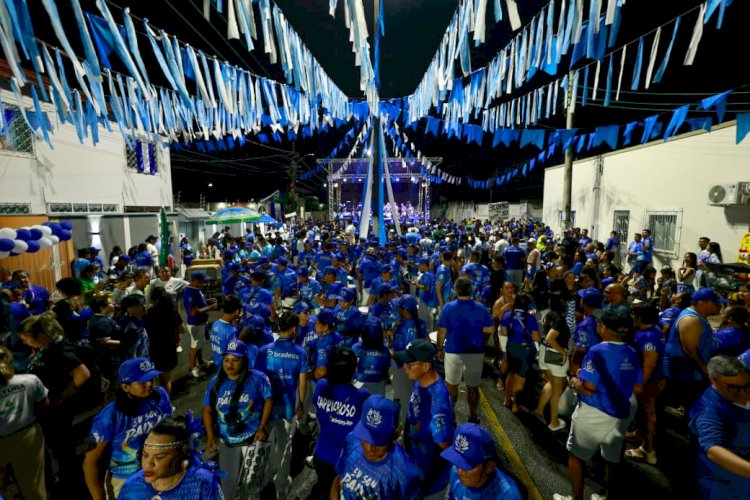 Festival de Parintins 2024: Boi de Rua arrasta multidão azulada do Caprichoso pelas ruas até o Bumbódromo