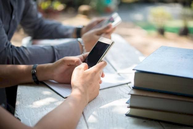 Pesquisa da TIM destaca a importância do celular e preferência por videoaulas nos estudos para o ENEM