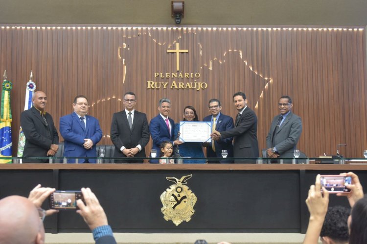 Aleam concede o Título de Cidadã do Amazonas à pastora Rosylene Menezes, por iniciativa do deputado João Luiz