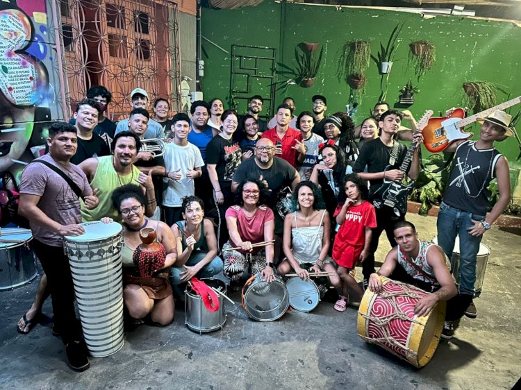 Bumba Meu Bloco leva cortejo carnavalesco fora de época ao Largo de São Sebastião