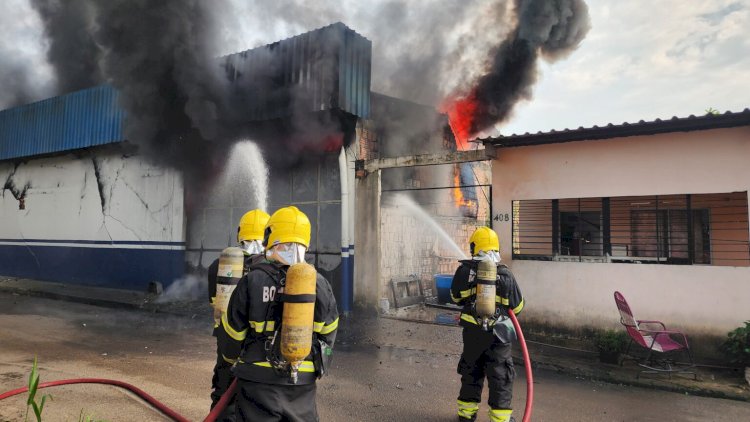 Corpo de Bombeiros combate incêndio em galpão de fábrica na zona norte de Manaus