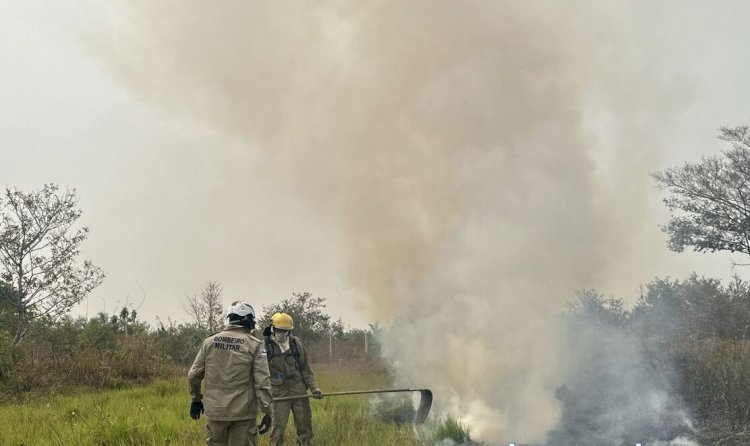 Em Lábrea, bombeiros combatem incêndio em vegetação nas proximidades do aeroporto