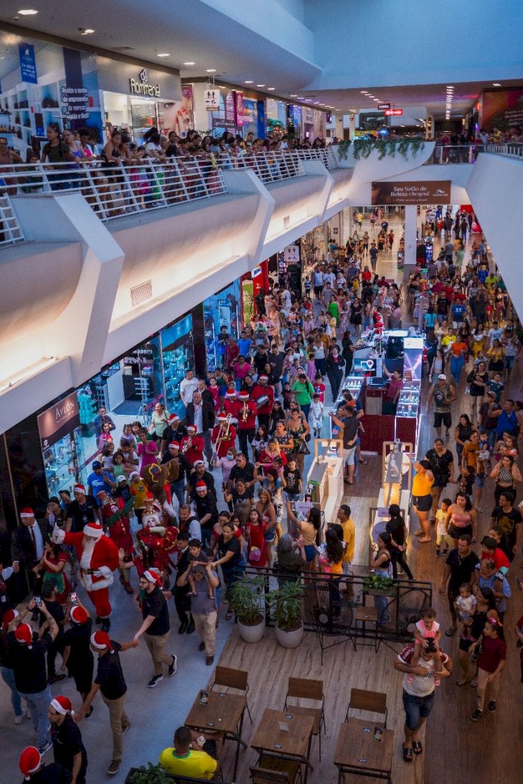 Chegada do Papai Noel na zona norte de Manaus com muita música, diversão e personagens neste domingo