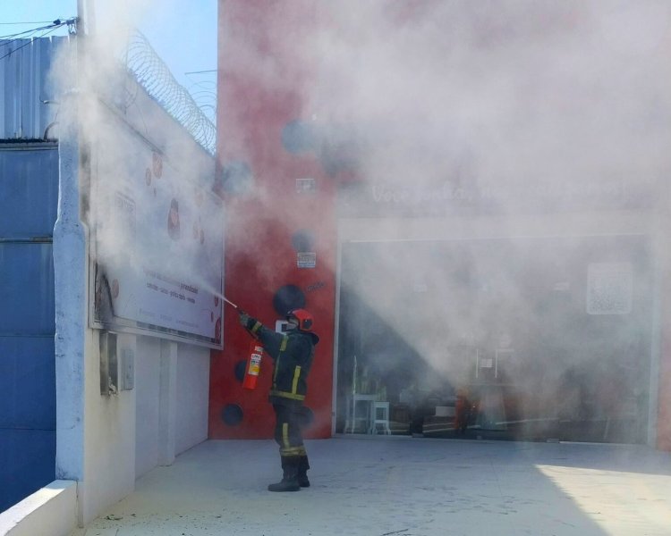 Em ação rápida, bombeiros impedem propagação de incêndio em papelaria no bairro Praça 14