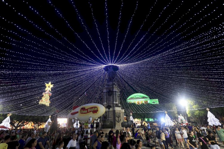 Multidão lota Largo de São Sebastião para acompanhar abertura oficial da temporada natalina