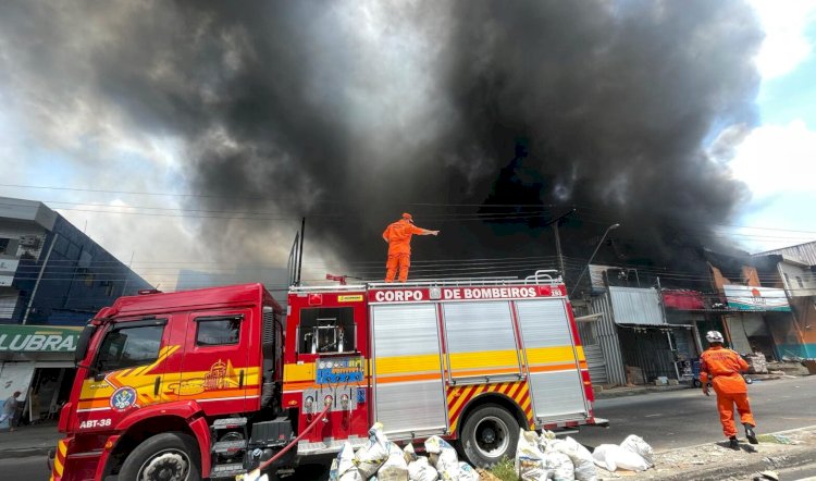 Corpo de Bombeiros combate incêndio de grande proporção em área comercial no Jorge Teixeira