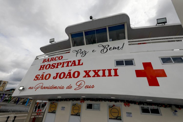 Governador Wilson Lima reforça assistência médica para comunidades do interior com entrega de barco hospital