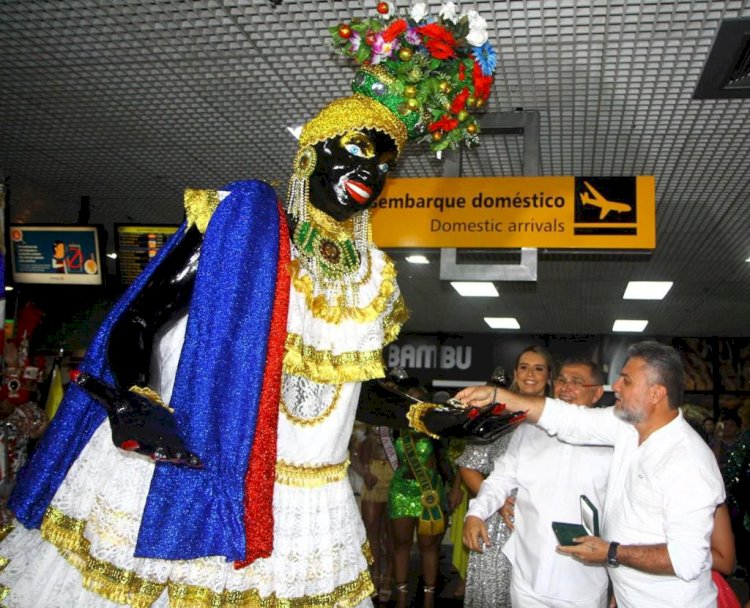Chegada da boneca Kamélia abre oficialmente o Carnaval de Manaus neste sábado (04)