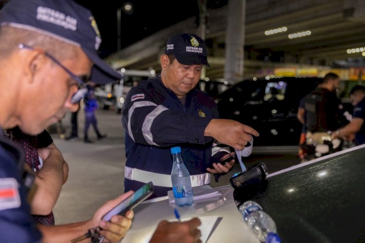 Detran-AM deflagra operação e apresenta dois condutores em flagrante delito