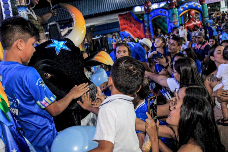 Tarde Alegre: Curumins e cunhantãs do Caprichoso mantem viva a brincadeira de boi em Parintins