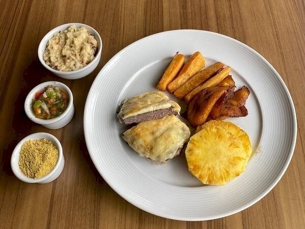 Restaurante une gastronomia amazônica e clima de refúgio com a natureza a poucos minutos do Centro de Manaus