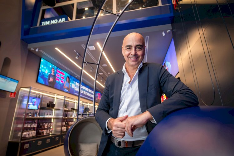 Alberto Griselli, CEO da TIM Brasil, recebe o título de Homem das Comunicações 2025