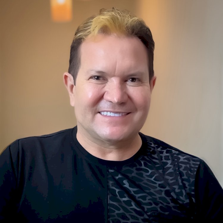 Ximbinha resgata o emblemático topete loiro que marcou sua carreira após anos