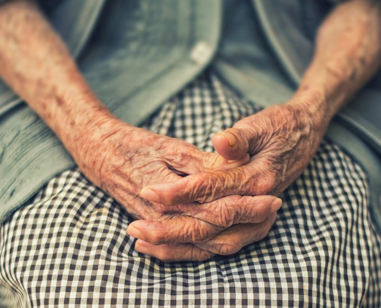 Saneamento inadequado causou mais de 80.000 internações e 8.830 mortes de idosos, em 2024