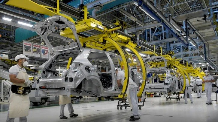 Produção industrial recua 0,2% em julho e acumula efeitos do juro alto