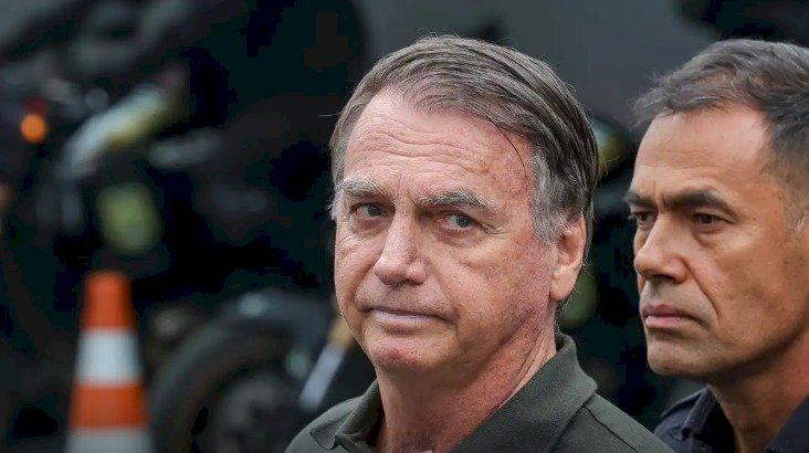 Após retirada de lesões da pele, Bolsonaro volta à prisão domiciliar