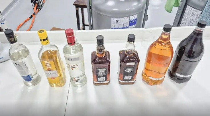 Bar em São Vicente é fechado após morte de mulher que consumiu whisky