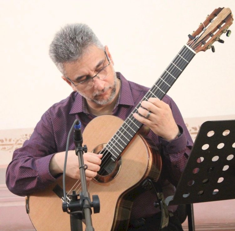 Solistas da Orquestra de Violões do Amazonas e Orquestra Sinfônica do Instituto Boa Vista de Música se apresentam no Teatro Amazonas