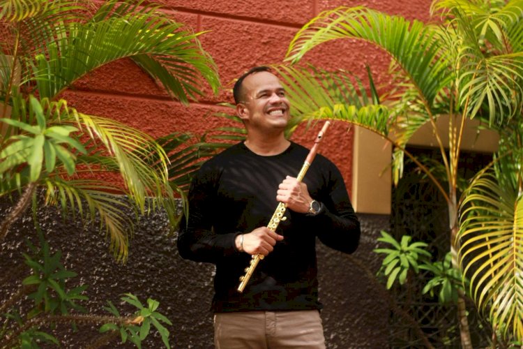 Flautista investe em arranjos nacionais e internacionais para repertório natalino em Manaus