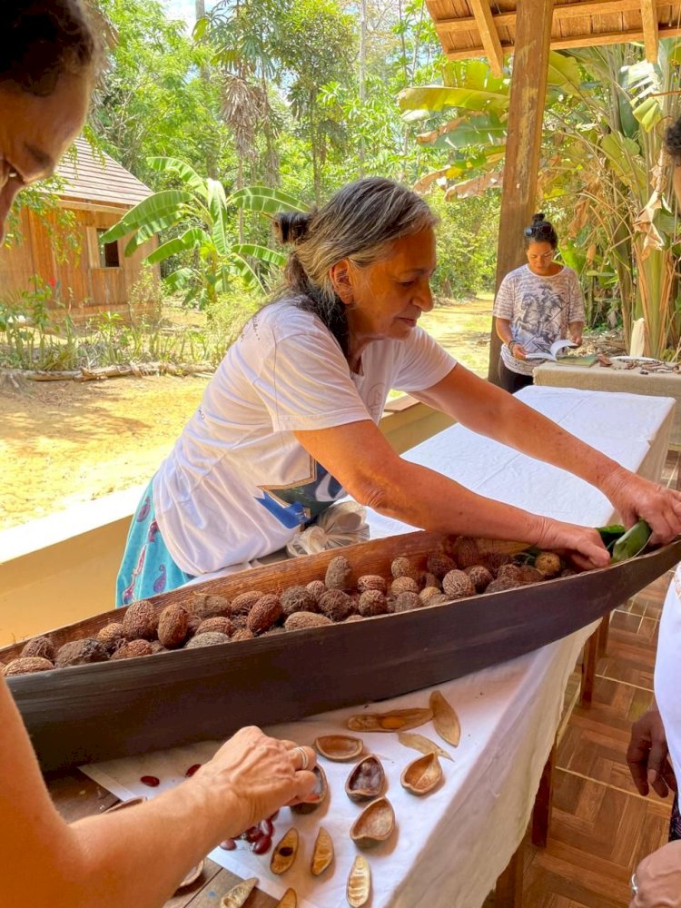 Projeto Uxirana fortalece artesanato caboclo com formação em campo na floresta
