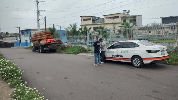 Detran-AM flagra caminhão com carga deslocada e evita possível acidente na zona norte de Manaus