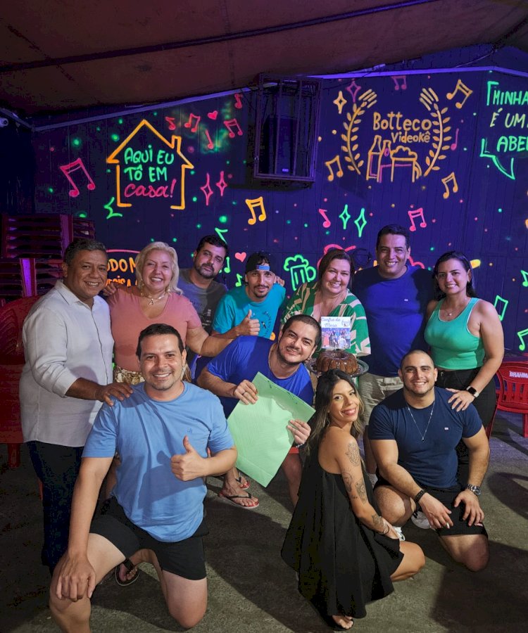 Em época natalina, cantar é um dos melhores remédios para a alma! karaokê ajuda na saúde mental e física dos moradores da cidade de Manaus