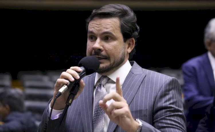 Capitão Alberto Neto cobra no plenário urgência na reconstrução da BR-319 e compromisso do Governo Federal com o AM