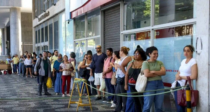 Mais de 42 mil fazem provas discursivas do CNU 2025 neste domingo