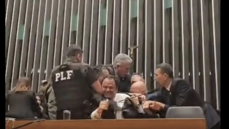 Glauber Braga é retirado à força após ocupar mesa da Câmara