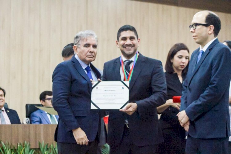 Secretário da Sedel, Diego Américo é homenageado com Medalha do Mérito Acadêmico da ESMAM
