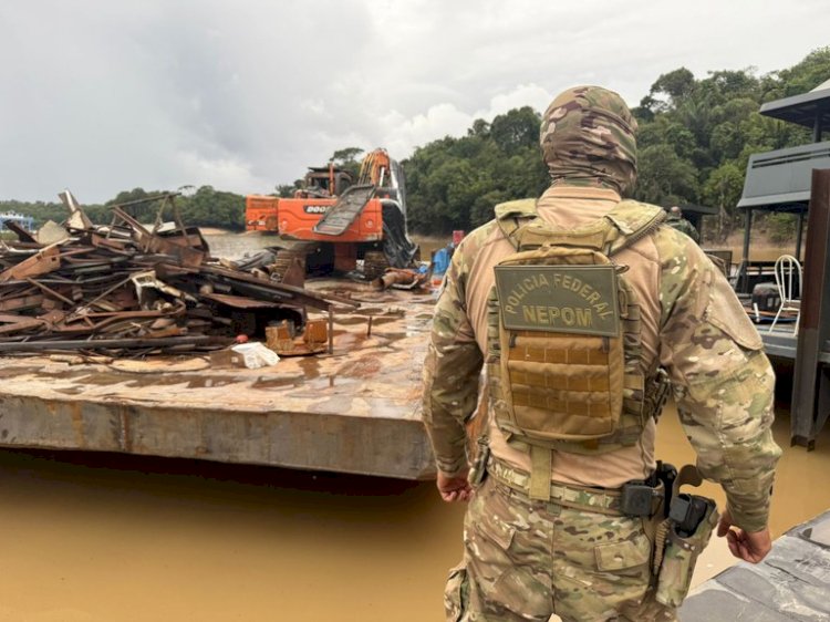 PF e PM apreendem embarcações usadas no garimpo ilegal em Manaus