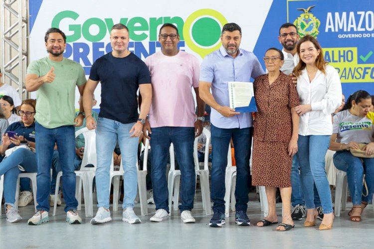 Governo Presente: Sect entrega título definitivo a moradora do Educandos que esperou mais de 40 anos pela documentação