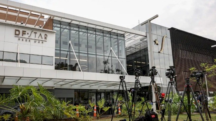 Bolsonaro recebe alta hospitalar e volta a cumprir pena na PF