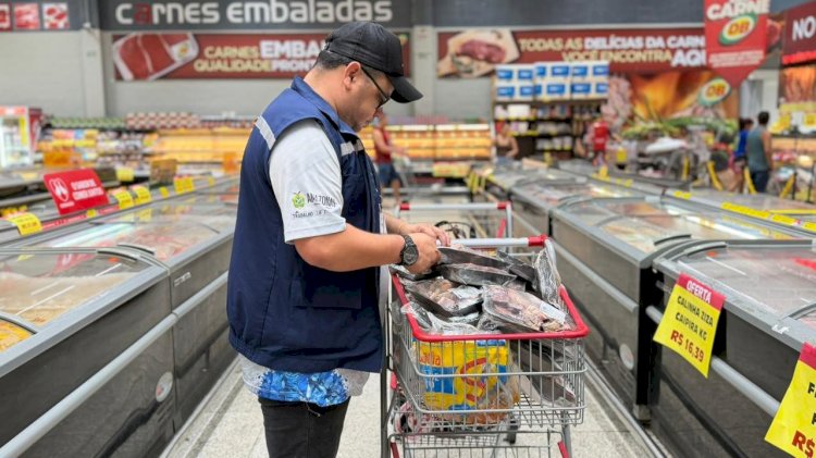 Procon-AM autua supermercado por comercialização de mais de 80 kg de alimentos impróprios para o consumo