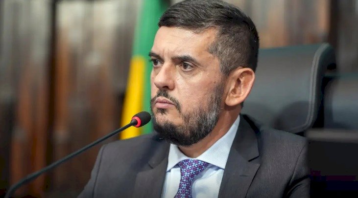 Afastado da presidência pelo STF, Bacellar renova licença na Alerj