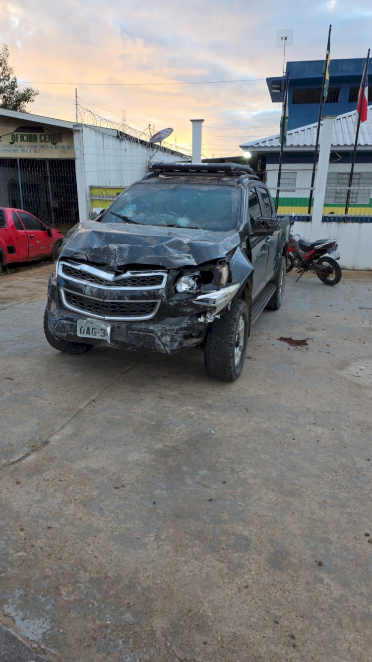 PC-AM e PMAM prendem homem após furtar caminhonete, provocar acidente e destruir muro em Novo Airão